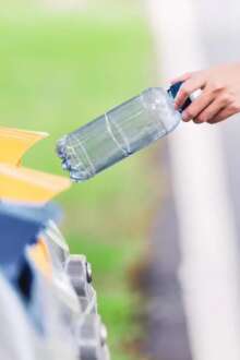 Pessoa a depositar elemento de plástico em ecoponto